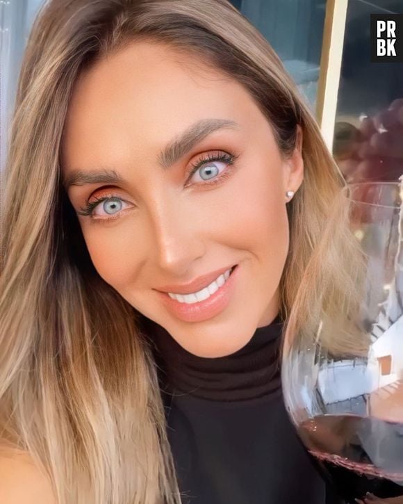 Anahí posta foto ao lado de Mia Colucci! A patricinha de "Rebelde" mudou muito? Vote