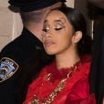 Cardi B com um galo na cabeça depois de levar uma cotovelada de segurança durante confusão com Nicki Minaj