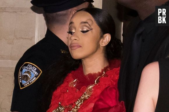 Cardi B com um galo na cabeça depois de levar uma cotovelada de segurança durante confusão com Nicki Minaj