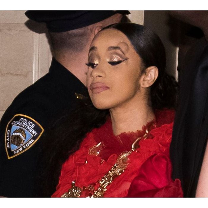 Cardi B com um galo na cabeça depois de levar uma cotovelada de segurança durante confusão com Nicki Minaj