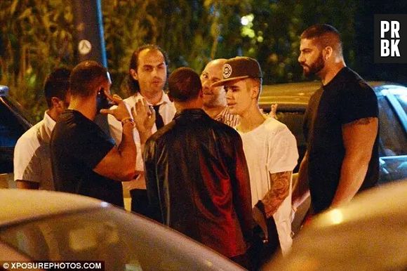 Justin Bieber sorrindo após briga com Orlando Bloom, na Espanha