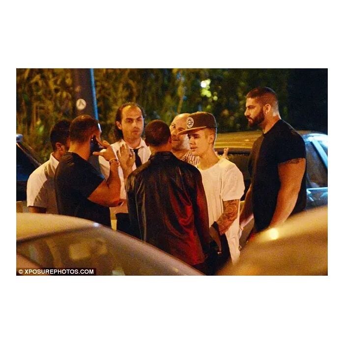 Justin Bieber sorrindo após briga com Orlando Bloom, na Espanha