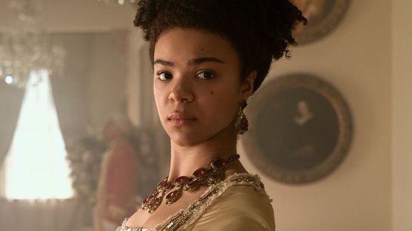 "Bridgerton": série da rainha Charlotte criticou a família real britânica em episódio? Entenda