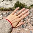 O anel de noivado de Lily Collins tem um diamante lapidado rosa