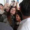 Lana Del Rey foi simpática e cantou com fãs no Aeroporto do Galeão