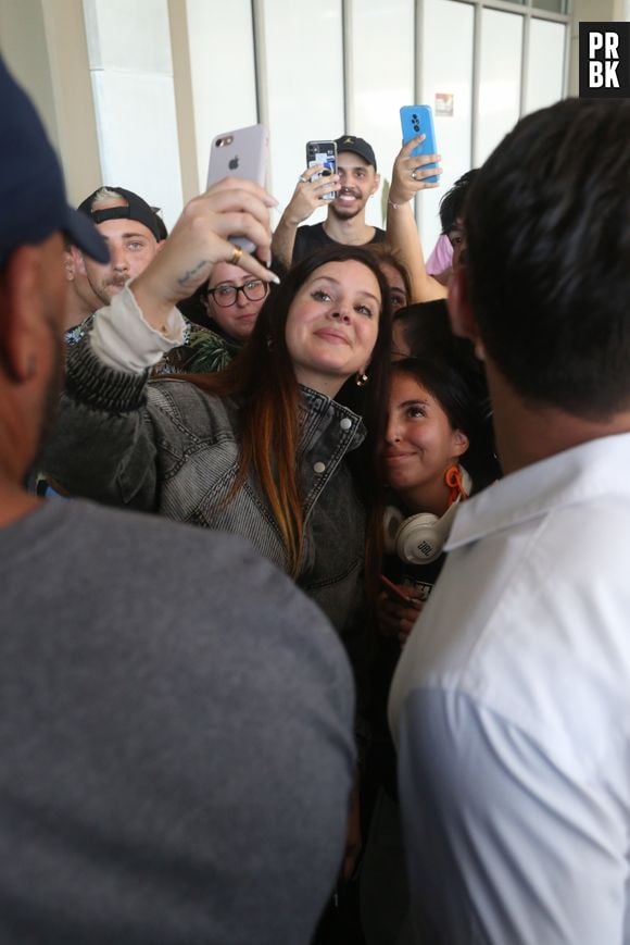 Lana Del Rey foi simpática e cantou com fãs no Aeroporto do Galeão