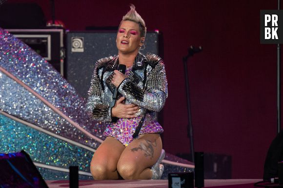 Fã jogou cinzas da sua mãe no palco do show de Pink