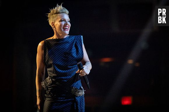 Vídeo de Pink recebendo saco com cinzas da mãe de fã em seu show viralizou na internet