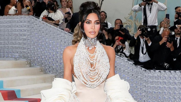 Cinta modeladora de Kim Kardashian salva vida de mulher que tomou quatro tiros em história chocante