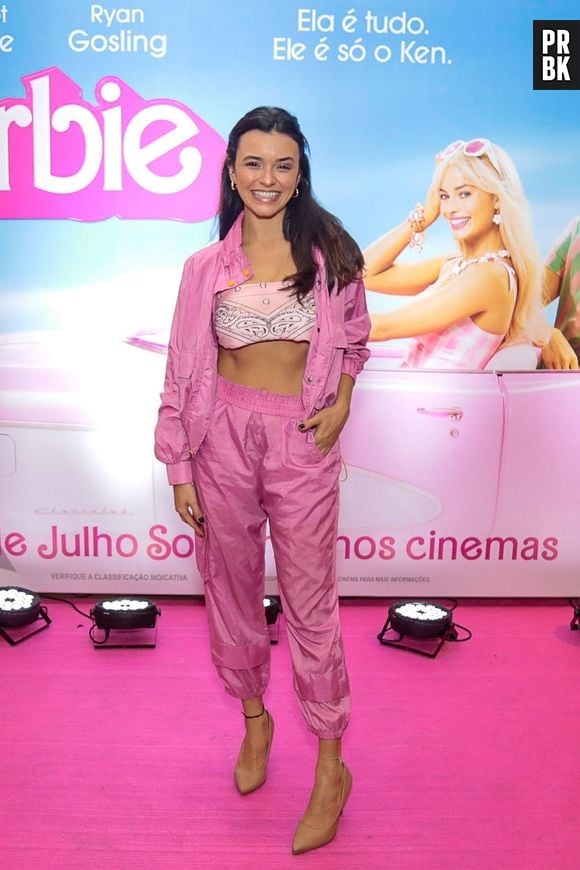 Talita Younam estava com calça e casaco bem confortáveis e estilosos, perfeitos para assistir "Barbie"