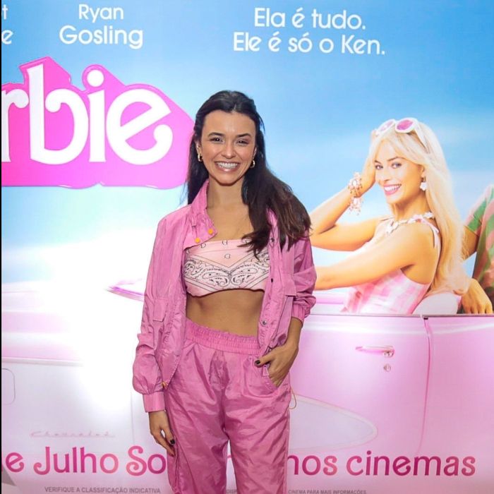 Talita Younam estava com calça e casaco bem confortáveis e estilosos, perfeitos para assistir &quot;Barbie&quot;