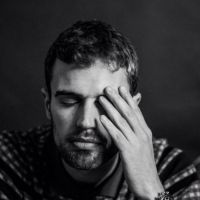 Theo James, o Quatro de "Divergente", fala sobre redes sociais: "Eu não tenho e nunca vou ter"