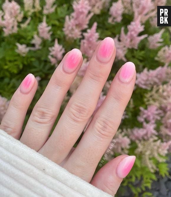 As blush nails são fofas e românticas