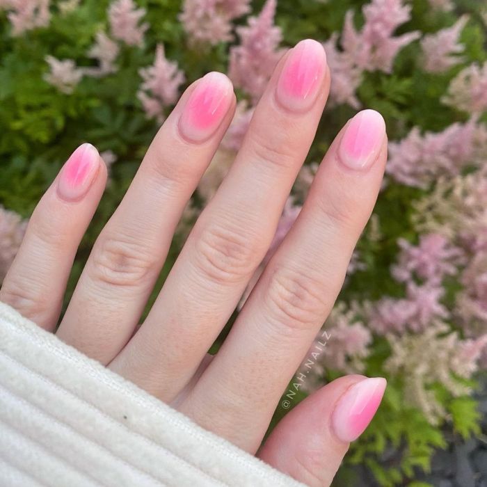 As blush nails são fofas e românticas