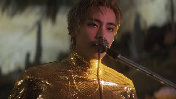 "Love Me Again": Taehyung, o V do BTS, lança primeiro clipe do álbum solo. Veja os detalhes