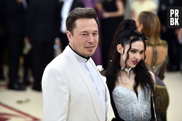 Grimes diz que confrontou Elon Musk sobre transfobia: "Ele está descontente"