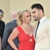 Sam Asghari estaria preocupado por suposto fascínio por facas de Britney Spears