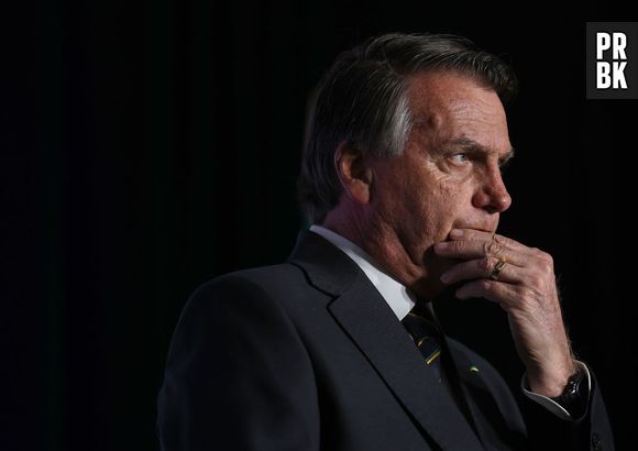 Em meio a investigação de venda ilegal de joias, Bolsonaro faz harmonização facial