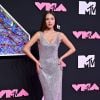 Olivia Rodrigo abusou do brilho em vestido prateado