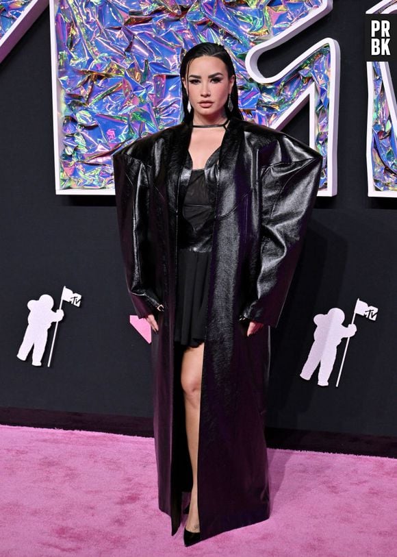 Demi Lovato usou look all black todo de couro no VMA 2023