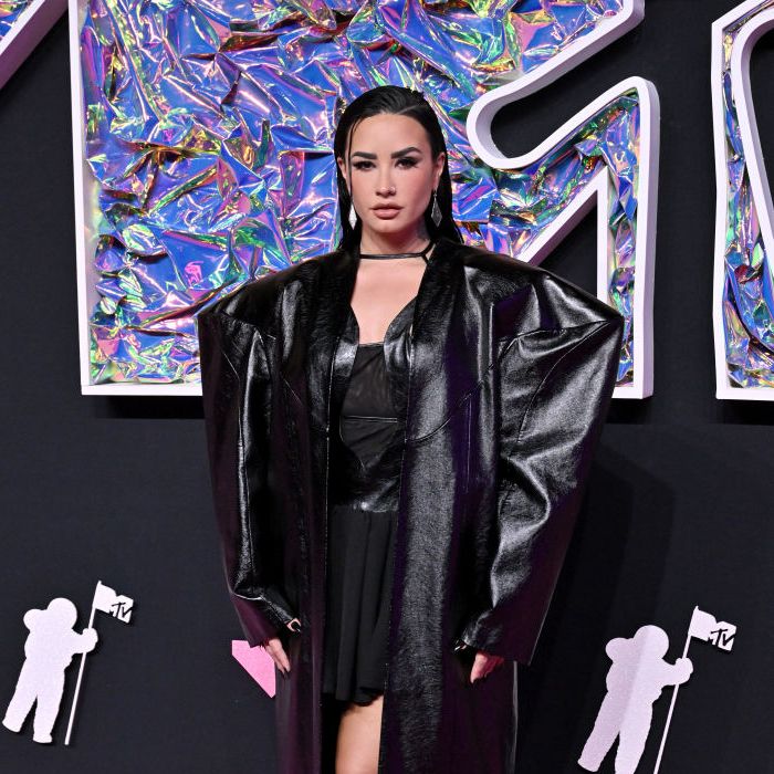 Demi Lovato usou look all black todo de couro no VMA 2023