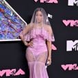 Nicki Minaj usou look com uma vibe noiva sexy todo rosa