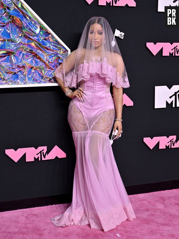 Nicki Minaj usou look com uma vibe noiva sexy todo rosa