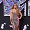 Look de Shakira com abertura lateral foi um dos mais elogiados da noite