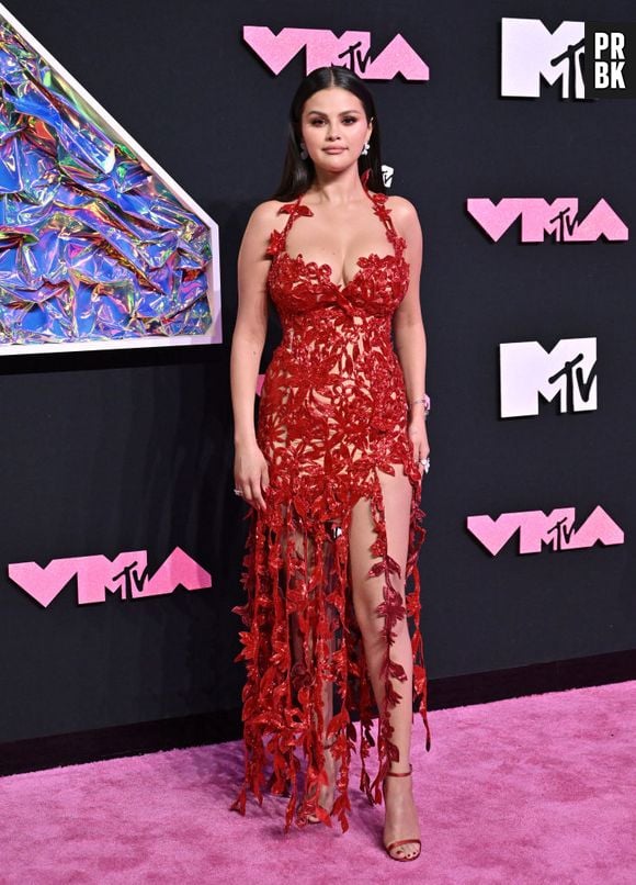 Selena Gomez usou look vazado vermelho no VMA 2023