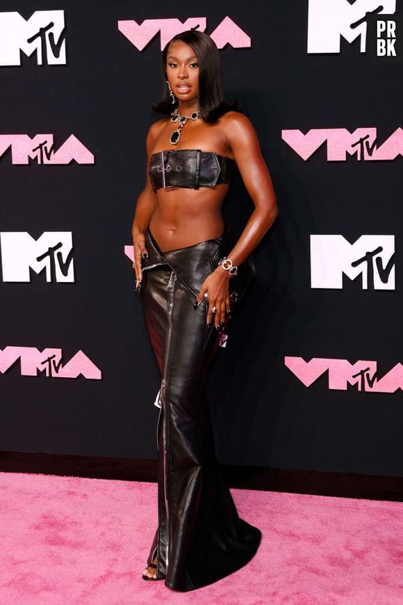 Coco Jones usou look todo de couro com top em formato de fivela