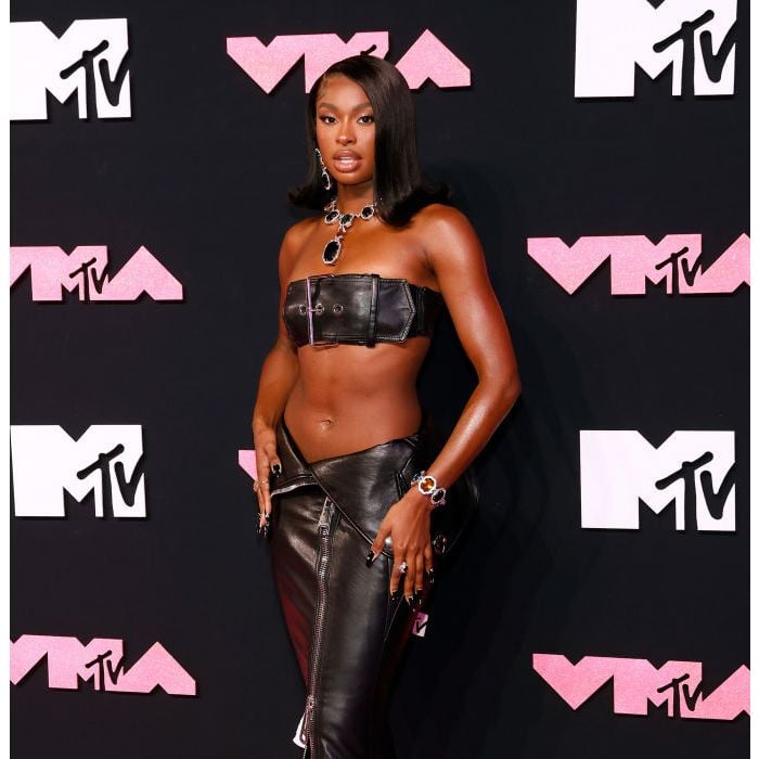 Coco Jones usou look todo de couro com top em formato de fivela