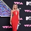 Kelsea Ballerini foi com vestido sereia vermelho de decote ousado