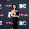 Dove Cameron usou vestido preto de frente única no VMA 2023