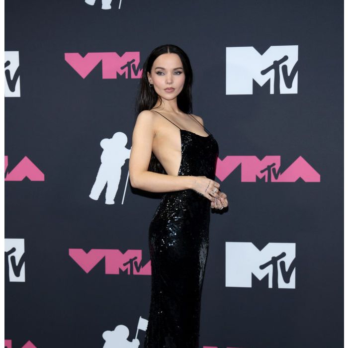 Dove Cameron usou vestido preto de frente única no VMA 2023