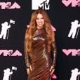  Thalía apostou em look metalizado com luvas para o VMA 2023 