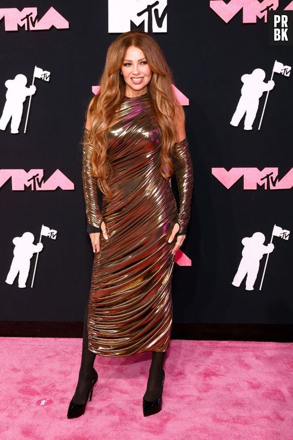 Thalía apostou em look metalizado com luvas para o VMA 2023