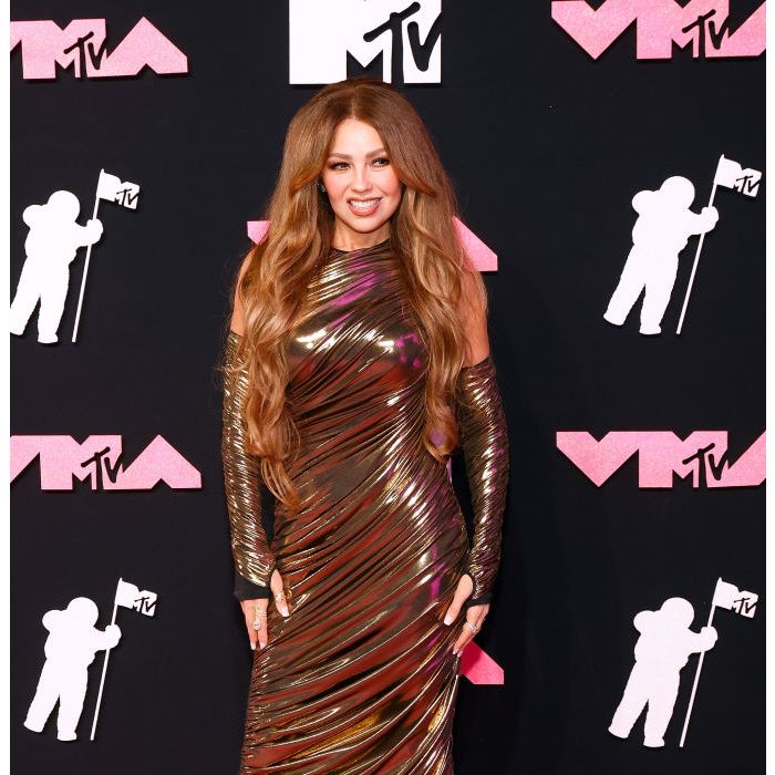  Thalía apostou em look metalizado com luvas para o VMA 2023 