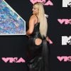 Bebe Rexha ousou em look com rabo e abertura no bumbum