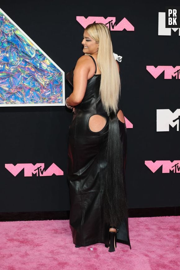 Bebe Rexha ousou em look com rabo e abertura no bumbum