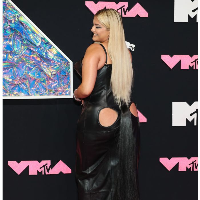  Bebe Rexha ousou em look com rabo e abertura no bumbum 