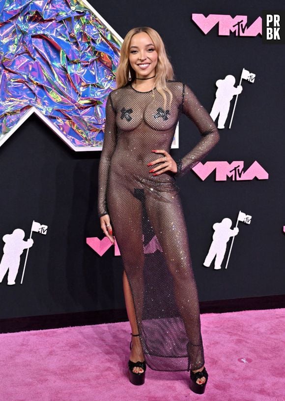 Tinashe usou look totalmente transparente apenas tampando as partes íntimas 