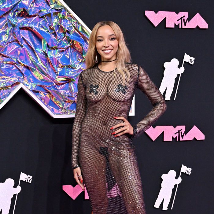  Tinashe usou look totalmente transparente apenas tampando as partes íntimas  