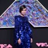 Sofia Carson apostou em look de paetês todo azul