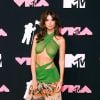 Emily Ratajkowski usou saia estampada com top verde cruzado