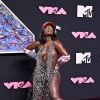 Doechii usou look cheio de recortes com boné vermelho no Pink Carpet do VMA