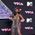  Doechii usou look cheio de recortes com boné vermelho no Pink Carpet do VMA 
