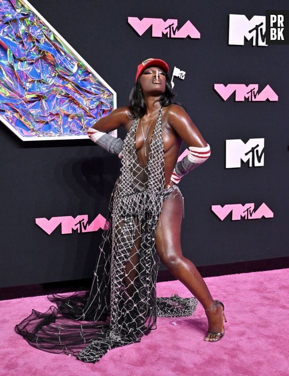 Doechii usou look cheio de recortes com boné vermelho no Pink Carpet do VMA