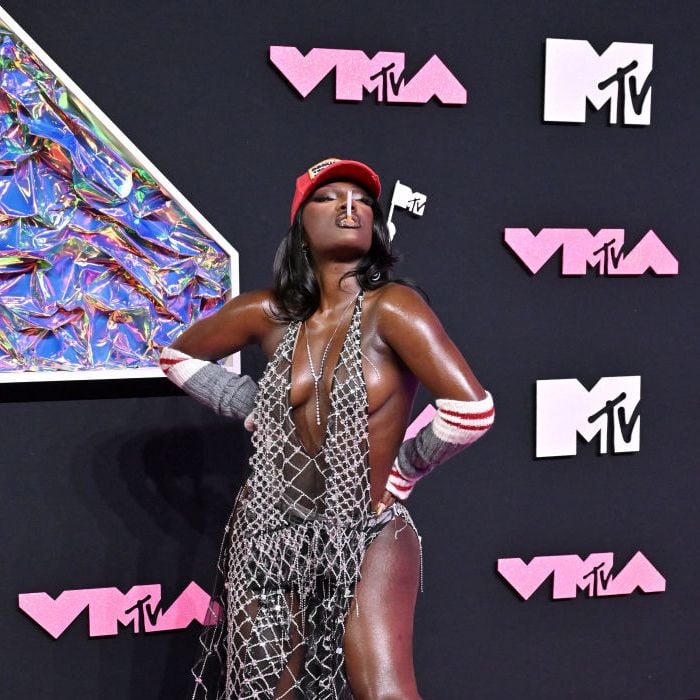  Doechii usou look cheio de recortes com boné vermelho no Pink Carpet do VMA 