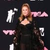 Kathy Hilton usou look all black com capa