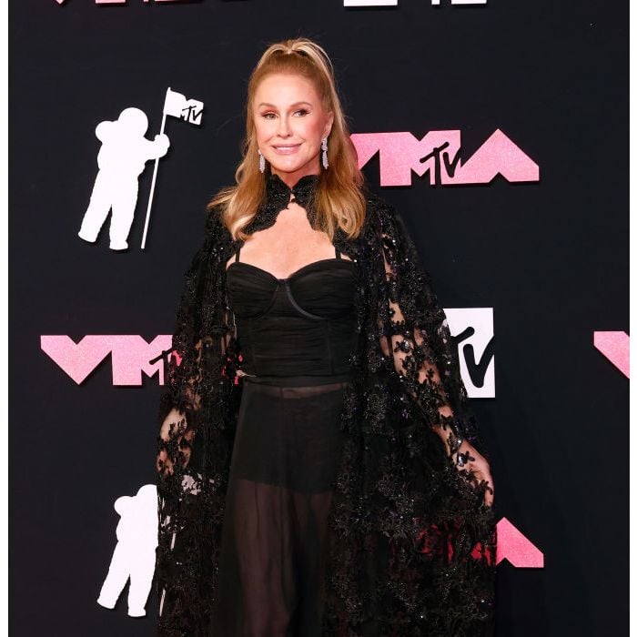  Kathy Hilton usou look all black com capa 